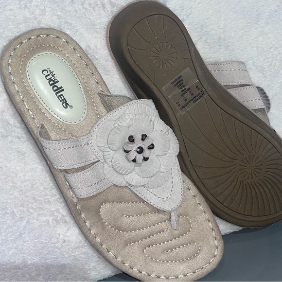 Cobbie Cuddler’s Women's Tan Floral Sandals - Picture 1 of 4